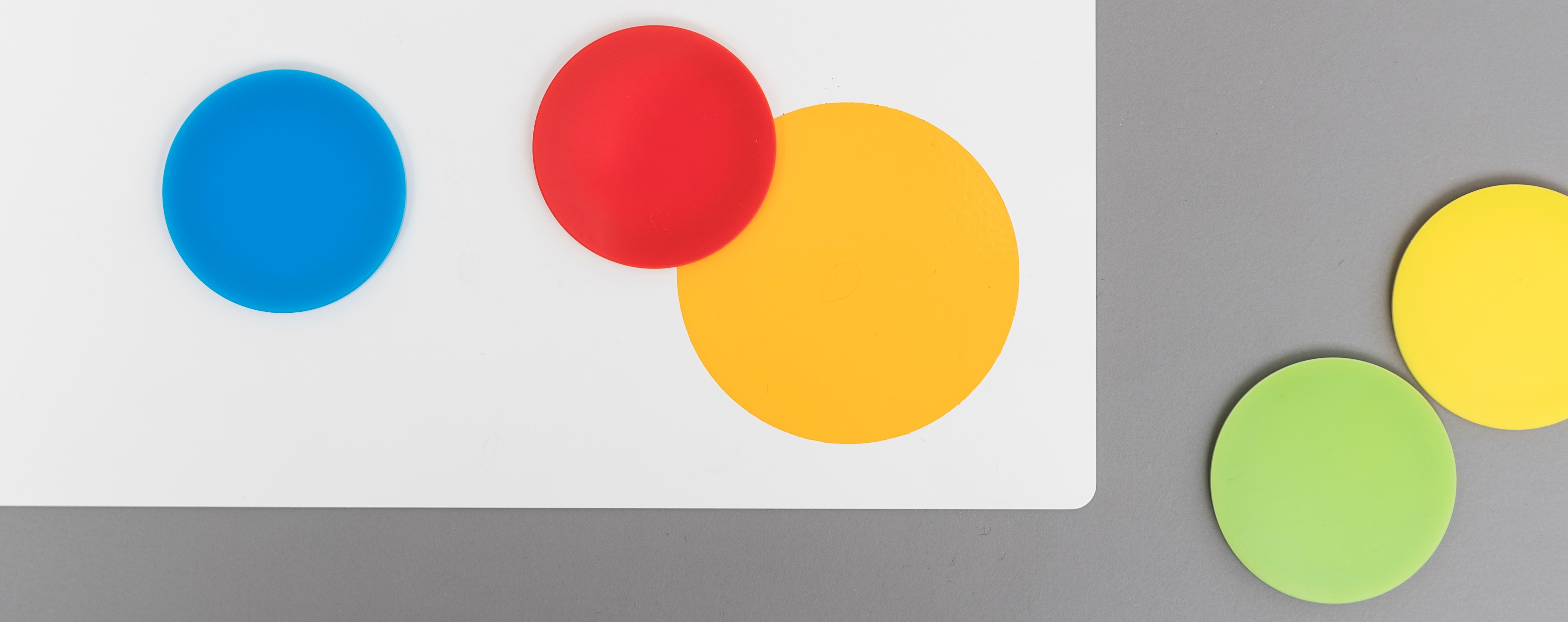 prism Instrument - Platte mit farbigen, runden Magneten